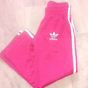 Adidas Barn, Rosa - Snygga Adidas byxor för barn inyskick, endast provade. Säljes pga att de aldrig används (garderobsrensning.)              Storlek: 116/128.                           köptes för 299:- 🌺💌🛍️