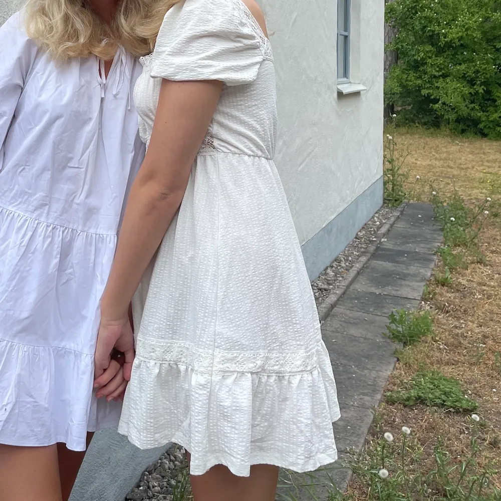 Jätte fin vit sommar klänning, perfekt till studenten och sommaren. (Den i mitten på bild 2). Klänningar.