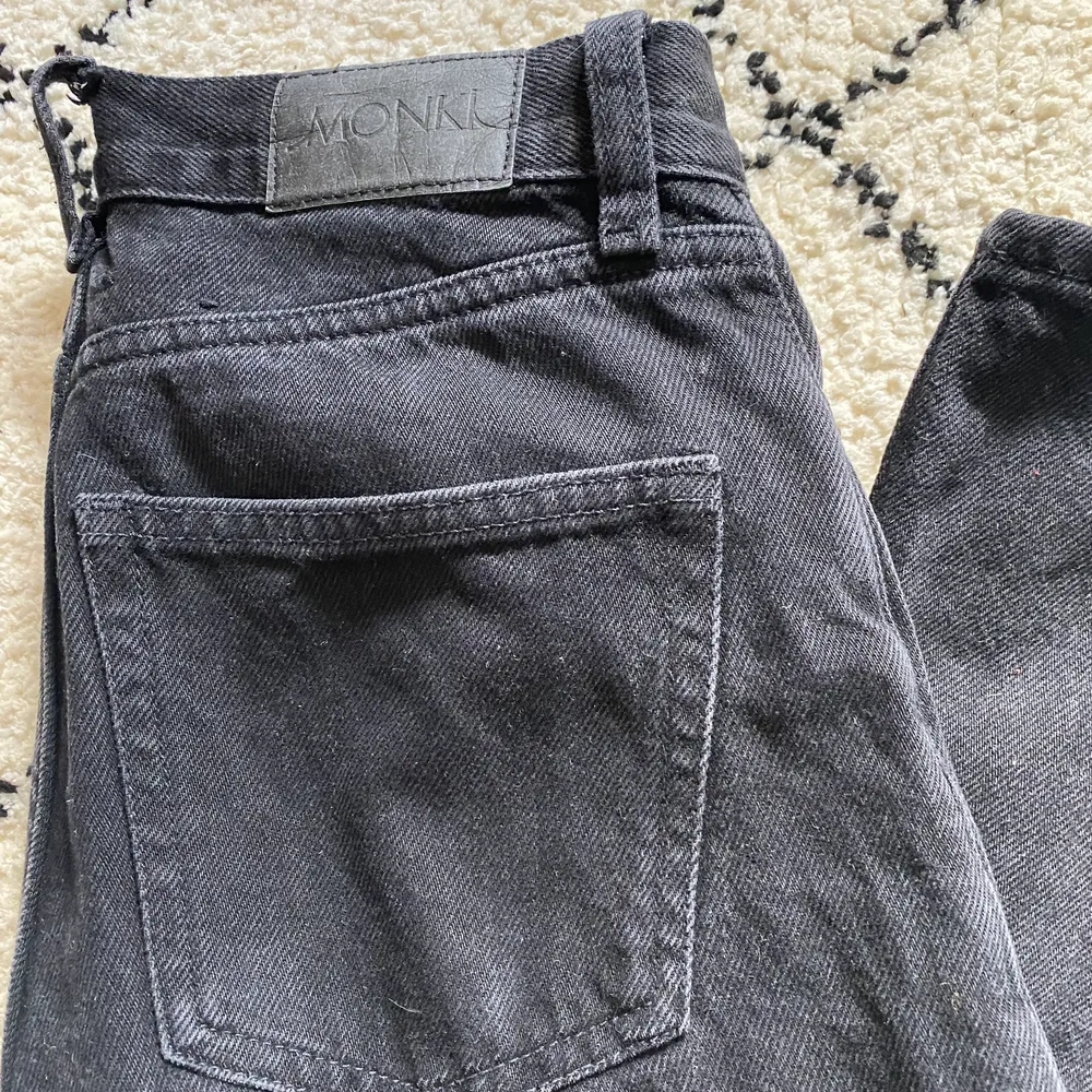Supersnygga jeans från monki, säljer pga av att de är för korta för mig!! Storlek 25 i midjan och 30 i längden :) (skriv för fler bilder) . Jeans & Byxor.
