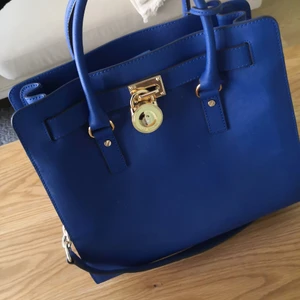 Michael Kors väska - Blå Michael kors väska, använd 1 gång. Fint skick, tyg på insida i nyskick. 