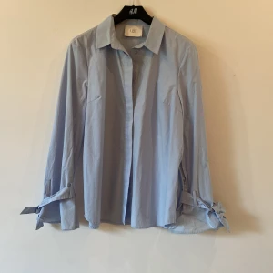 Ljusblå skjorta - Rak passform, fina knytband 