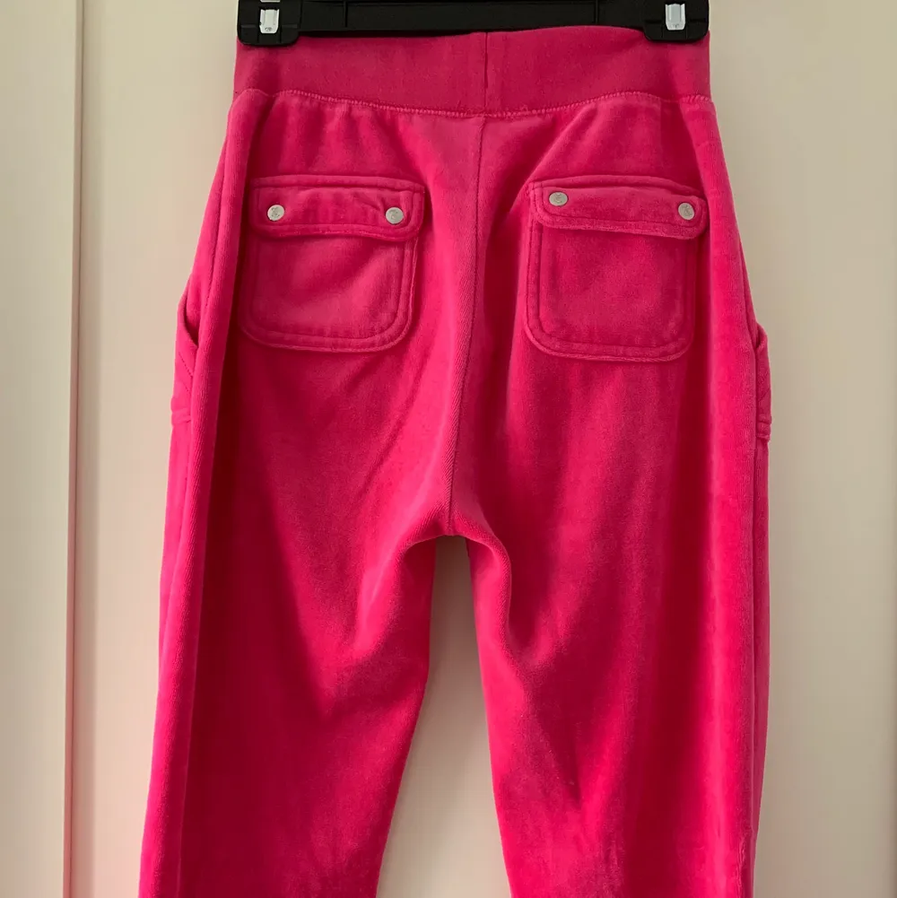 Säljer nu mina rosa juicy byxor! Fint skick, men lite färg har skvats av från metallen på ena bandet (se bild 3) därav det billigare priset❤️. Jeans & Byxor.