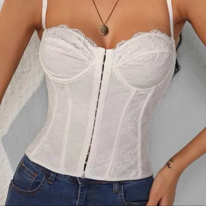 vit korsett - Vit super söt och snygg korsett från Shein, sitter jätte bra på, säljer då jag beställde två stycken! Storlek S, inte för thight, Bygel i själva bhn. Köptes för 140kr, använd 1 gång