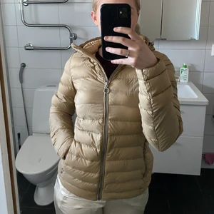 Jacka - Dunjacka från Luhta, storlek 34. Jackan är nytvättad och därför ser dunet ut att klumpigt. Jackan är i bra sick!