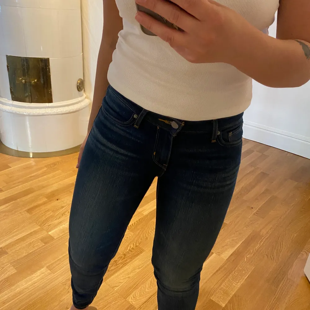 Levis jeans i model 712 slim i en mellanblå tvätt. I storlek w 26 l 30, jag är 160 cm. Använda men fortfarande i fint skick. Jag kan mötas upp i Linköping eller Göteborg efter första juni. . Jeans & Byxor.