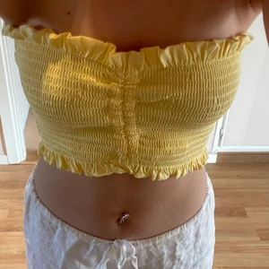 Gul tubtopp - Säljer denna jättefina och sommriga tubtoppen. Den är aldrig använd💞💞💞