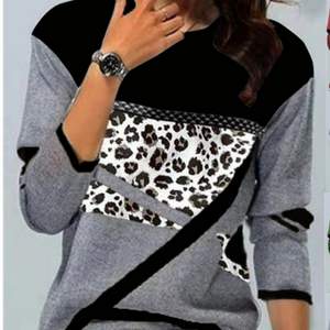 Snyggt designad Leopardmönstrad tröja i svart & grå. Tröjan är helt ny och aldrig använd, säljes pga då den inte används då jag har jag har två st av samma sort (garderosrensning). STORLEK : M
