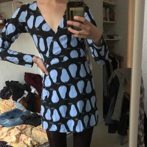 Klänning - Svart omlottklänning med blåa päron (??) på och knytning där bak! Ganska kort och så himla himla fin men kommer ej till användning :( nyskick! 