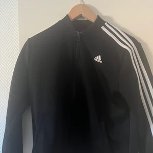 Adidas kofta - S vuxenstorlek
