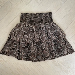 Kjol - Säljer nu min fina volangkjol då den tyvärr blivit för kort för mig, finns även en ”kjol” under kjolen ifall den skulle åka upp. bra skick och köpt i slutet av sommaren. 