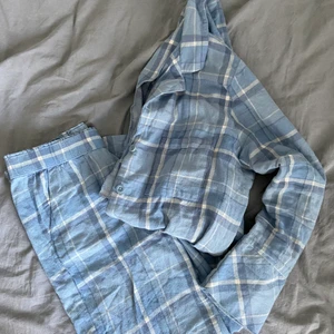 Pyjamas - Gulligt pyjamas sett från KappAhl som tyvärrr inte kommer till användning. Knappt använd och är i nyskick. Storlek S. Frakt tillkommer:)