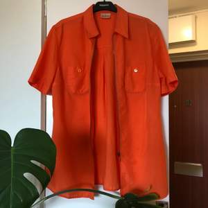 Skitsnygg orange skjorta m dragkedja! Hel & ren, använd 1 gång. Orange is the new allt 👼