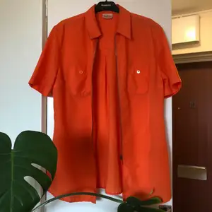 Skitsnygg orange skjorta m dragkedja! Hel & ren, använd 1 gång. Orange is the new allt 👼