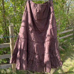 Lång brun kjol - En frän, lång och fransig kjol i färgen brun. I väldigt fint skick då jag aldrig använt den. Finns små öglor om man vill ha ett smalare skärp (visas på sista bilden) För fler bilder och/eller mått är det bara att komma privat. Priset är exklusive fraktkostnaden och jag samfraktar gärna :)