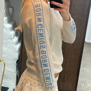 From Future Kashmir Tröja - Säljer min vita kashmir tröja från From Future! Vet inte vilken storlek den ör men skulle gissa xs-m💕 kontakta vid intresse, köparen stär för frakten!