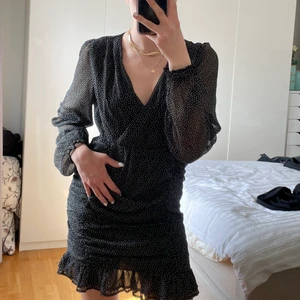 Superfin sommarklänning - En jättefin klänning i svart från NA-KD. Aldrig använd. Köparen står för frakt.💕