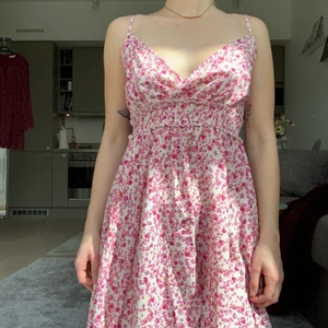 Rosa sommarklänning med print - Inköpt från Shein under våren, aldrig använd pga för stor för min byst. Jag har A/B kupa och urringningen är då något för stor för mig. I övrigt passar den mig bra, jag är 165 lång och det finns marginal för att vara längre. Mycket stretchiga så passar absolut S/M.