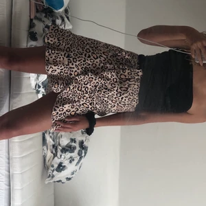 Leopardmönstrad volangkjol🤎🤍 - Söt volangkjol från Shein. Storlek S. Finns band så man kan justera midjan. Använd få gånger🤎🤍
