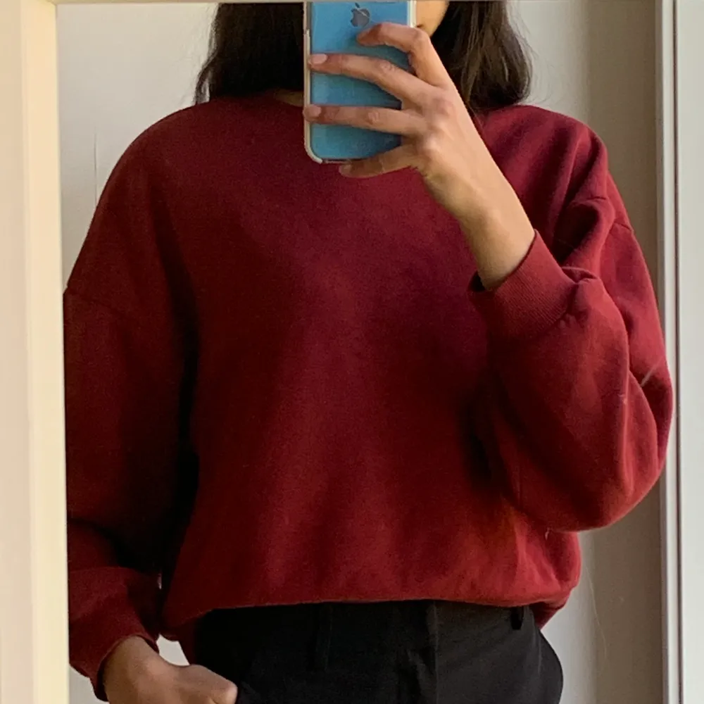 Vinröd sweatshirt från Gina Tricot😇  Nopprig på insidan men ej på utsidan. Den har mudd i slutet av tröjan men på bilden så jag jag vikt in den🥰. Tröjor & Koftor.