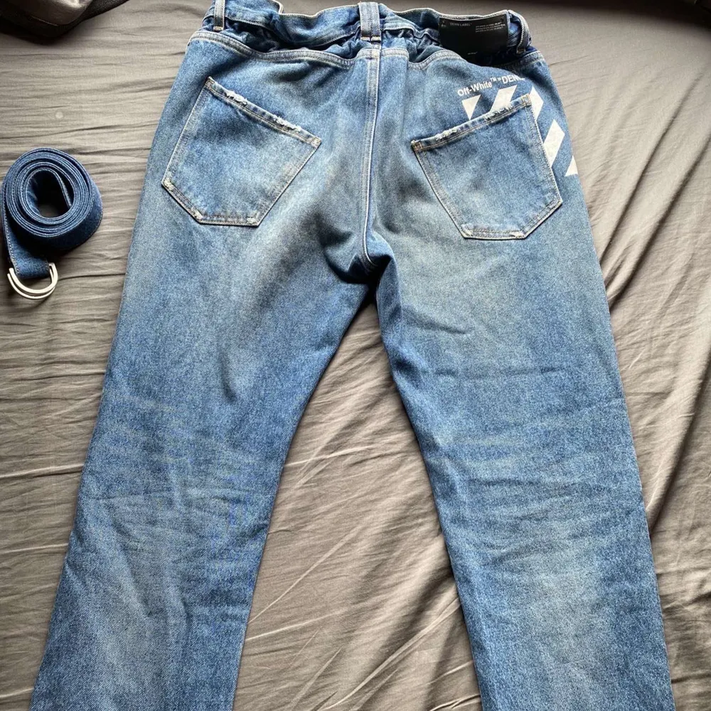 Relaxed fit. Köpta i Canada för 4500. Offwhite bältet på bilden ingår med byxorna.. Jeans & Byxor.