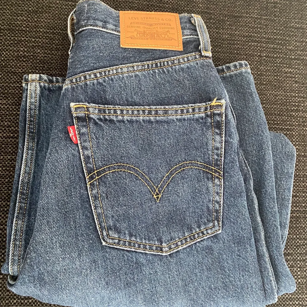 Köpte dessa mörkblåa Levis jeansen för ca 4 månader sedan, kunde använda dom 4 gånger sen vart dom för korta i benen. Det är Levis High loose jeans.  . Jeans & Byxor.