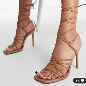 Skor - Säljer dessa superfina klackskorna från Asos (slutsålda) som jag hade på min bal. Endast använda en gång och i superfint skick! Nypris 319kr, mitt pris 250kr🤍 Skicka meddelande vid intresse frågor.