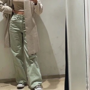 Gröna jeans - Ljusgröna jeans från hm,  numera slutsålda💕🎸✨😍 använd väldigt få gånger! Pris kan disskuteras