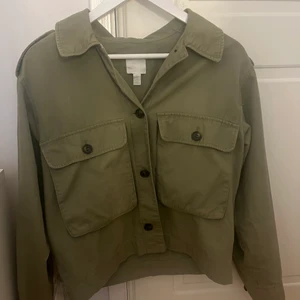 GRÖN VÅRJACKA🤍🤍 - Säljer min fina jacka för att ja har en liknande🤍🤍 Skriv för fler bilder🤍🤍 