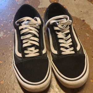 Vans old skool pro 44.5 - Säljer ett par vans old skool pro i storlek 44.5. Knappast använda och i jättebra skick. Originalpris 769kr
