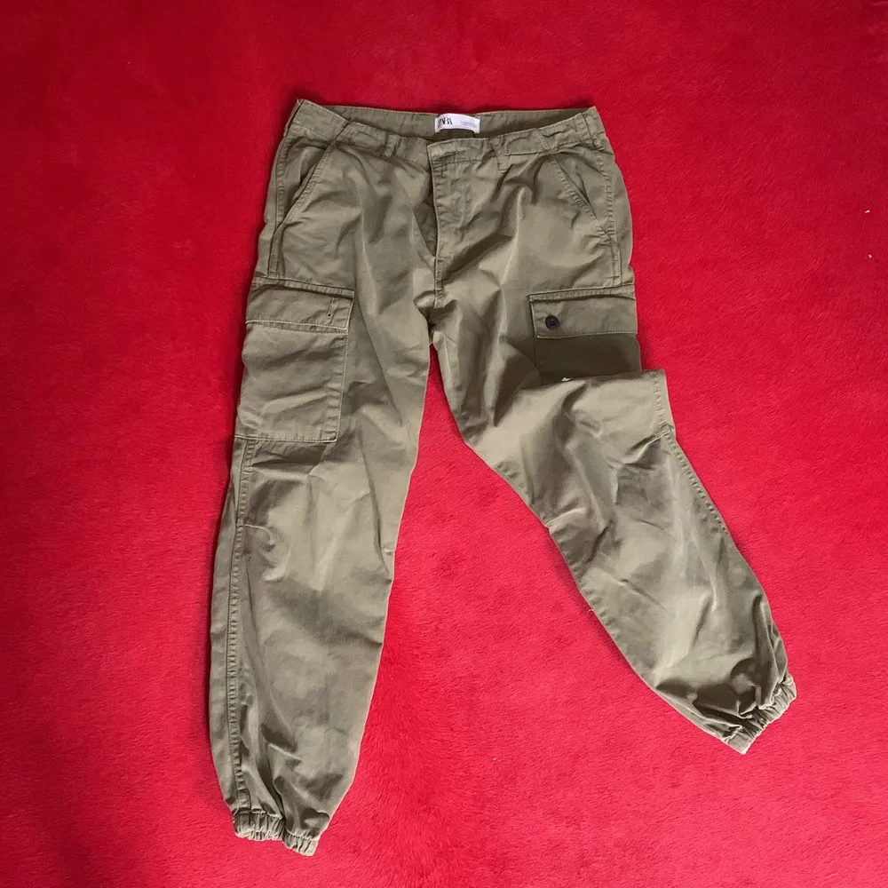 Adventurous look or just searching for a little army colour style? This zara pants is for you! It’s in excellent quality, very comfy and tight at the ankle. It is missing one bottom for the lower pocket but it’s barely noticeable. . Jeans & Byxor.