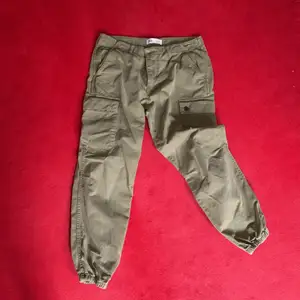 Adventurous look or just searching for a little army colour style? This zara pants is for you! It’s in excellent quality, very comfy and tight at the ankle. It is missing one bottom for the lower pocket but it’s barely noticeable. 