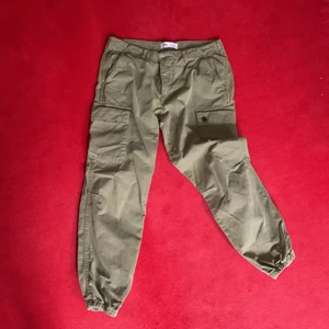 Zara Green pants  - Adventurous look or just searching for a little army colour style? This zara pants is for you! It’s in excellent quality, very comfy and tight at the ankle. It is missing one bottom for the lower pocket but it’s barely noticeable. 