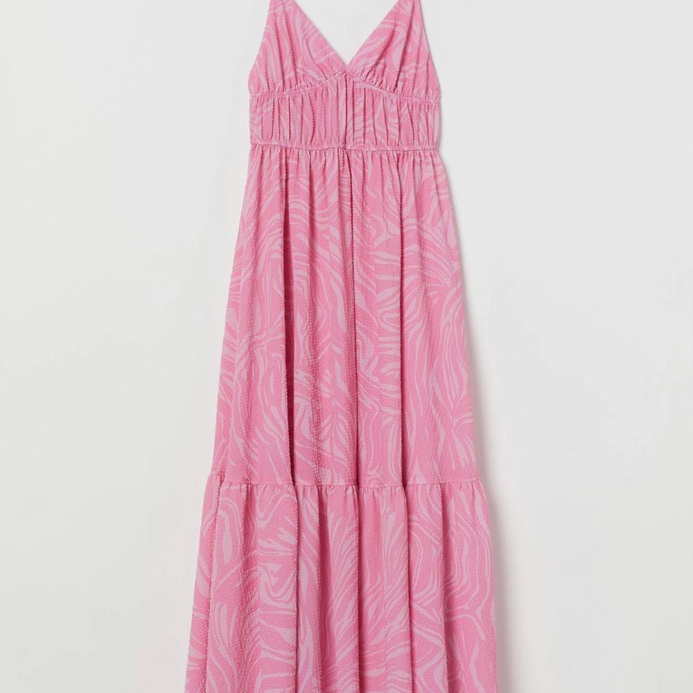 Rosa långklänning ifrån H&M i storlek 36, nästan som ny. Köparen står för frakt!💕💞 (lånade bilder) BUD: 950kr. Klänningar.
