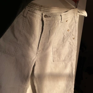 Vintage ljusblåa manchesterbyxor - Jättefina Vintage manchesterbyxor i storlek 36. Fina detaljer med både nitar på framfickan och drgkedjeficka på baksidan. Har en lös passform som mumjeans och jätte härlig verkligen. Säljer dem då dem tyvärr är lite stora för mig. Skriv för fler bilder eller frågor