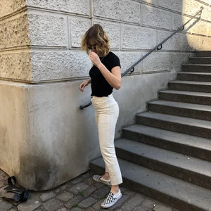 Manchesterbyxor  - Ankellånga Manchesterbyxor i beige. Snygg passform och i bra skick! Kommer från HM och är i strl M men passar en med strl S. Jag är 172cm lång ⭐️