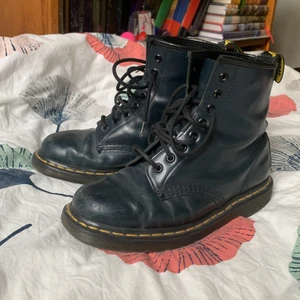 Marinblå docs - Dr.martens i en superfin mörkblå färg. Dessa var mina första docs innan de blev för små. De är dock ingådda så det kommer nog inte göra så ont som om man köper nya. Säljer för billigt pris pga att de är ganska slitna. Nypris är 149£ eller 1800kr. 
