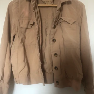 De alla är från 34-36 size  - Jag har haft de typ nästan ett år och halv, de är ej trasiga men de behöver bara strykning annars är de helt nya 