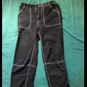 Snygga byxor  - Svarta byxor med vit söm. Är i bra skick, säljer för att det inte är min stil längre. Har stora fickor!! Katt och hund finns i hemmet 