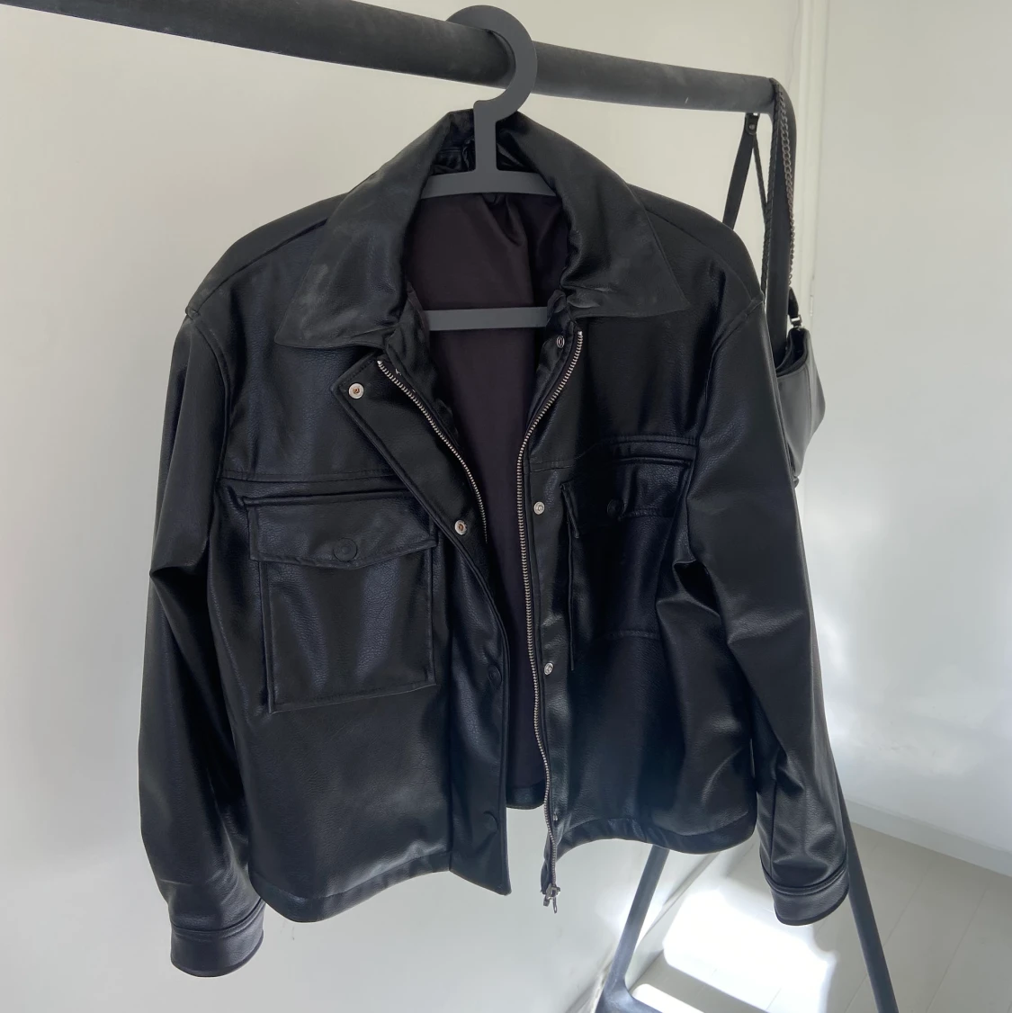 Svart skinnjacka från hm - 91