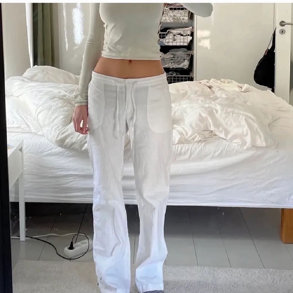 Så fina linnebyxor från bonprix, aldrig använda (se bild 3 för bevis). Jag köpte 2 olika storlekar och den andra storleken passade bättre. Så fina till sommaren ❤️❤️ Slutsålda på hemsidan!! Innerbenslängd: ca 80-82cm. Jeans & Byxor.