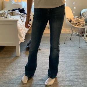Bootcut jeans - Säljer mina as snygga blå lågmidjade bootcut jeans. 