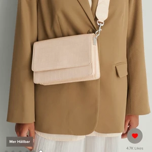 Väska - Jätte fin väska från nakd. Köpt i höstas men aldrig använd. Den är slutsåld på hemsidan. 