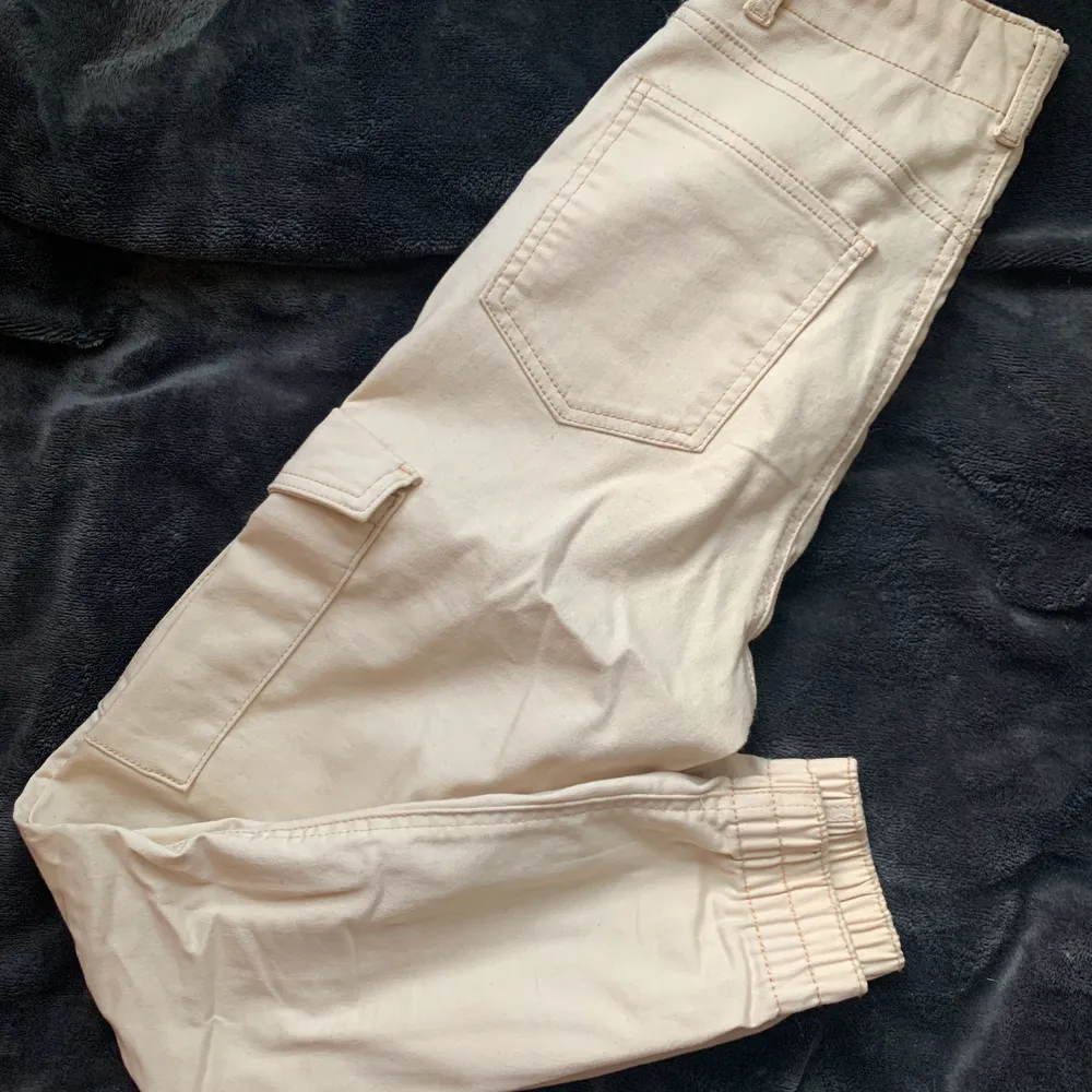 supertrendiga vita cargopants från märket stay! knappt använda, i nysckick💓 nypris ca. 500kr. Jeans & Byxor.