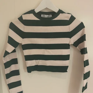 Zara tröja  - Säljer denna tröjan från zara! Super söt men kommer tyvärr inte till användning ☀️