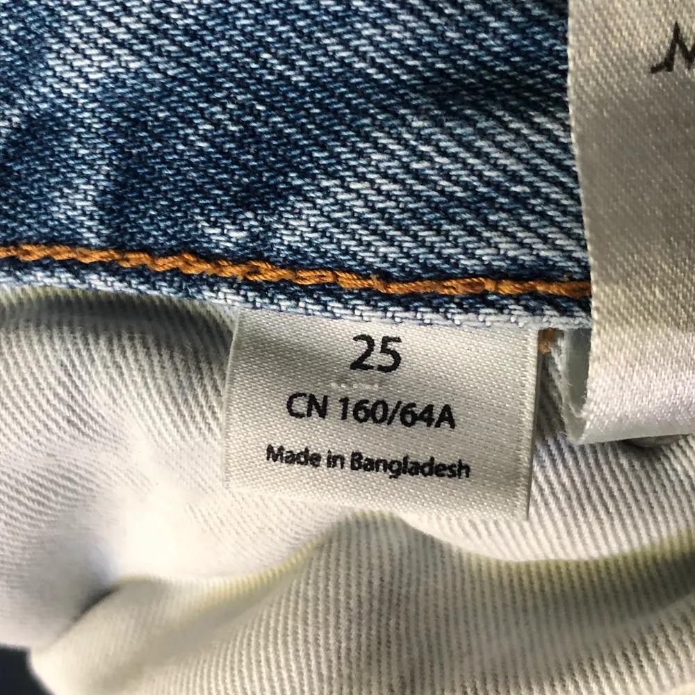 Monki jeans köpta här på plick för 1-2 år sen! Andra bilden är lånad från Monkis hemsida ☺️ Står storlek 25 på byxorna, men på annonsen jag köpte ifrån stod det 24. Olika mått går att fixa om man vill ha det! Pris kan diskuteras!. Jeans & Byxor.