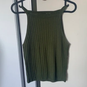 HM grönt linne S - Trendigt sommartopp från HM supermjuk och i nytt skick. Storlek S 💚