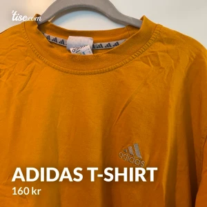 Adidas vintage T-shirt  - Dåligt ljus men den är mörkgul. Vintage adidas. Säljer pga att den inte kommer till användning 