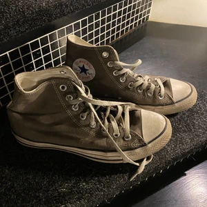 Converse - Säljer dessa as snygga Converse i en lite brun grå aktig färg! Använda men i gott skick! Stl 40💞pris kan diskuteras!