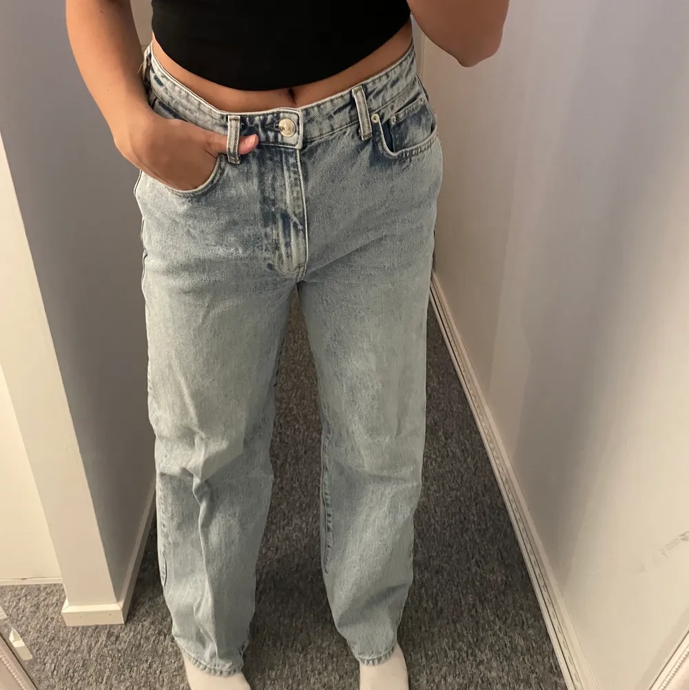 Ljusblåa jeans från Gina! Köpta förra sommaren och de är därför använda, men i bra skick. Säljer för 100kr + frakt🤍. Jeans & Byxor.