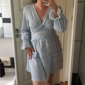 Klänning  - Klänning från boohoo använd 1 gång! I helt nytt skick och jätte fin nu inför sommaren! Säljer då blå inte är min färg! Jätte luftig och skön och fin i ryggen. Älskar verkligen klänningen! 